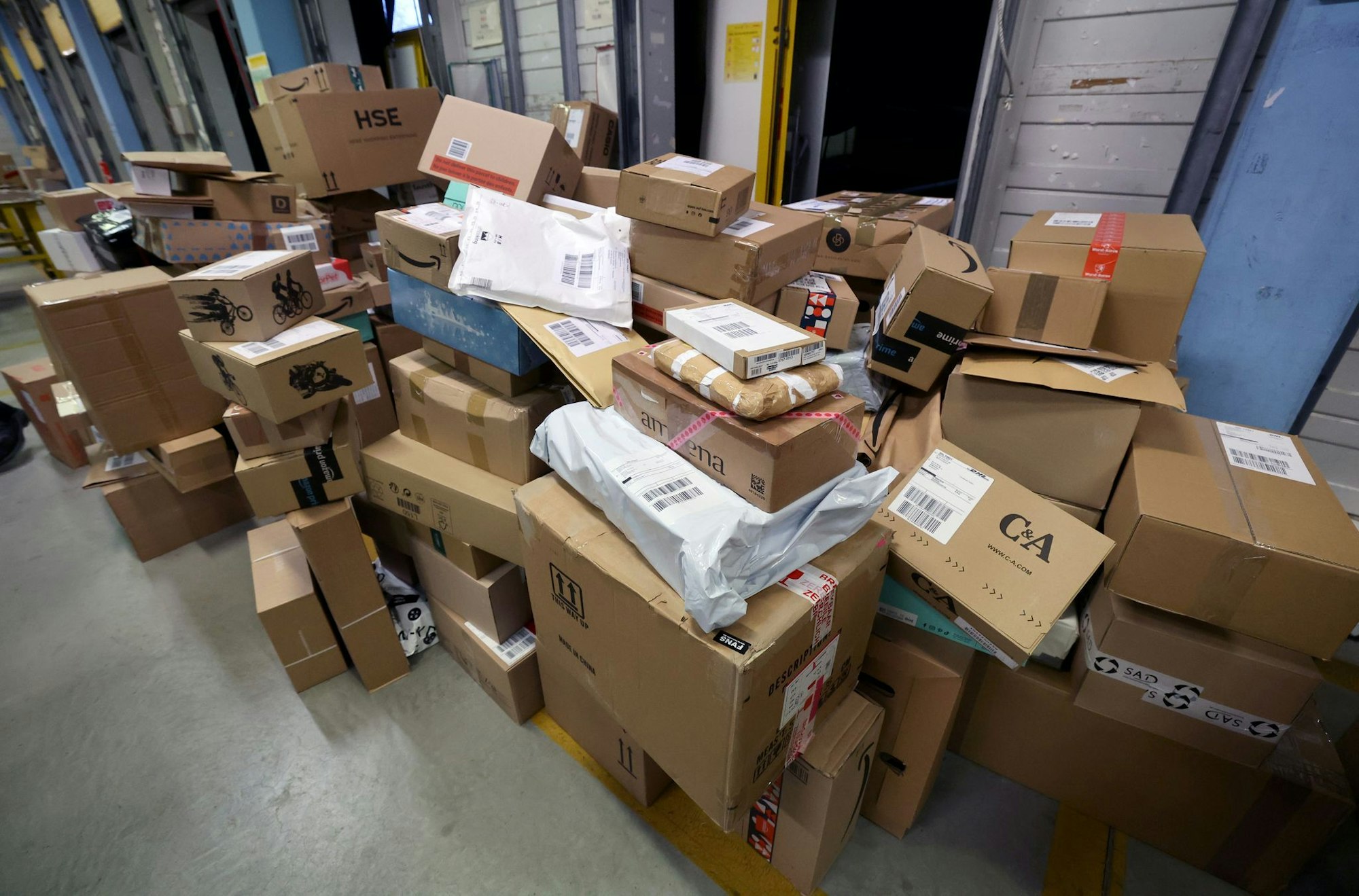 Verbraucher können Retouren in Postshops abgeben.