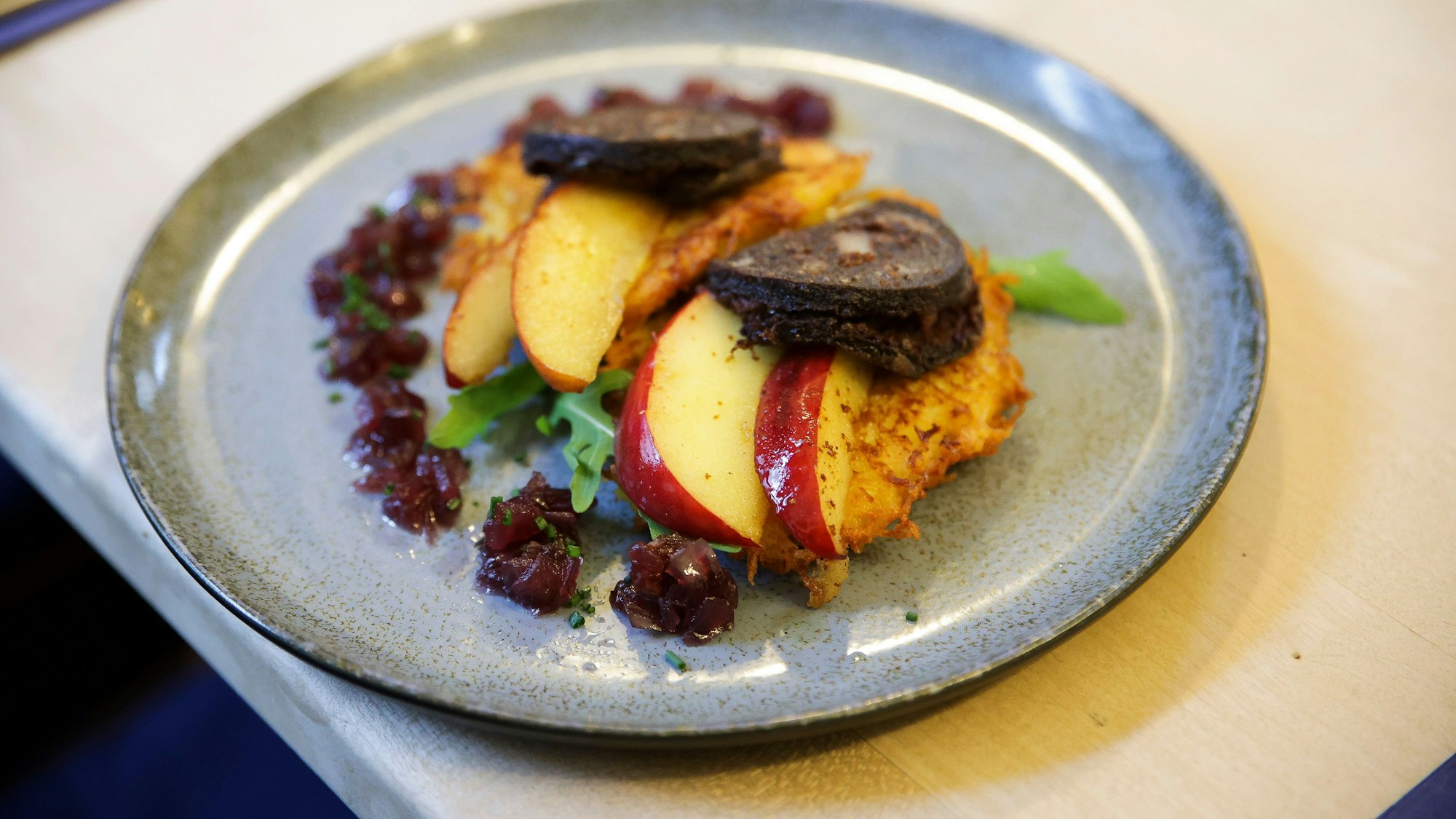 Reibekuchen Kölsche Art als Tellergericht