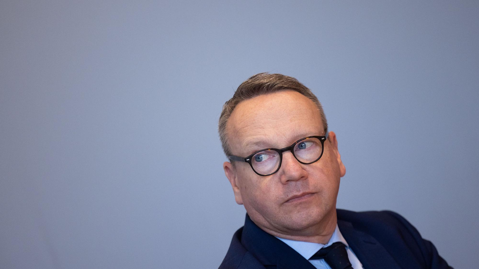14.11.2025, Nordrhein-Westfalen, Düsseldorf: Benjamin Limbach (Bündnis 90/Die Grünen), Justizminister, spricht bei einer Pressekonferenz zur Strafverfolgung von Cyberangriffen auf die Wirtschaft in der Landespressekonferenz im Landtag. Foto: Rolf Vennenbernd/dpa +++ dpa-Bildfunk +++