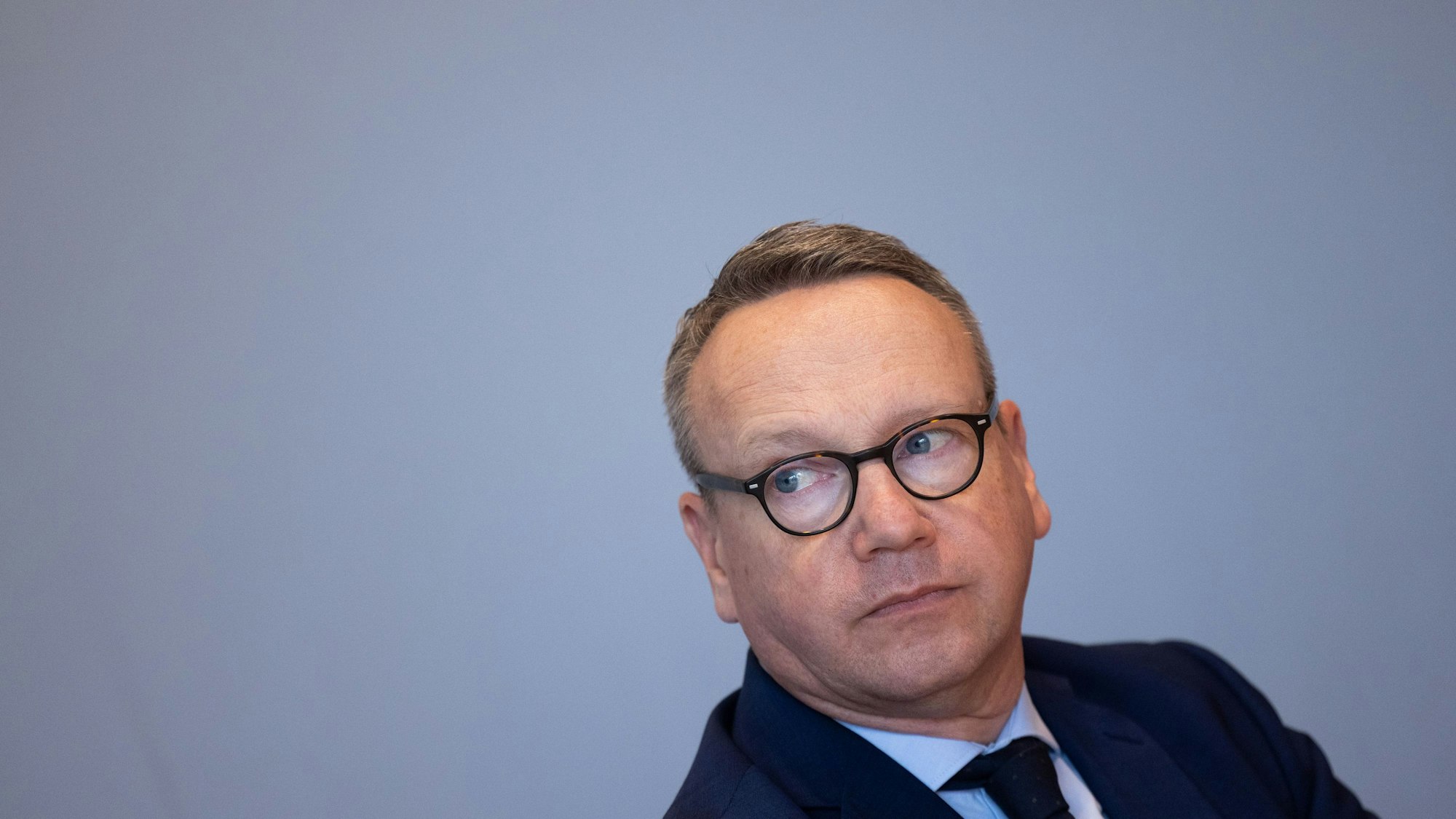 14.11.2025, Nordrhein-Westfalen, Düsseldorf: Benjamin Limbach (Bündnis 90/Die Grünen), Justizminister, spricht bei einer Pressekonferenz zur Strafverfolgung von Cyberangriffen auf die Wirtschaft in der Landespressekonferenz im Landtag. Foto: Rolf Vennenbernd/dpa +++ dpa-Bildfunk +++