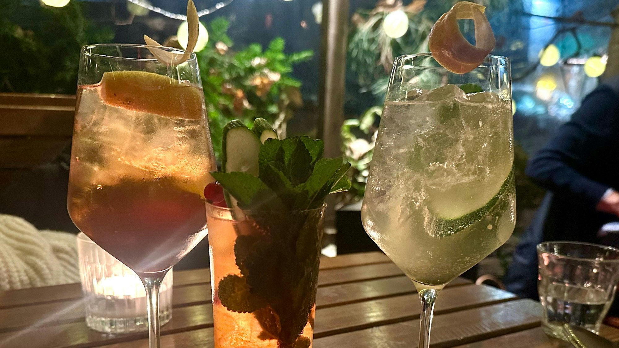 Das Bild zeigt die Getränke „Cynar Spritz“, „Pimm's Cup“ und „Bacchus Spritz“.