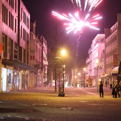 Silvesterfeuerwerk auf der Gummersbacher Kaiserstraße.
