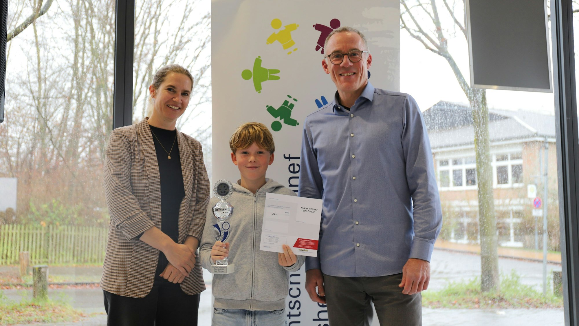 Julia Kalscheid (l.) und Christoph Dobat (r.) überreichten Jack Röntgen, der allein für 680 Euro gut war, Urkunde und Pokal.