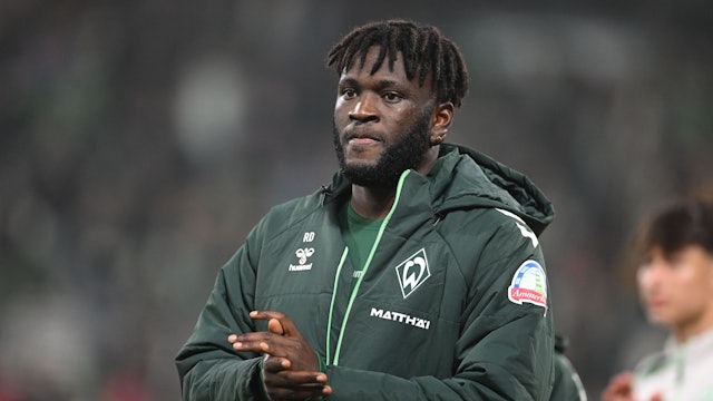 07.11.2025, Bremen: Fußball: Bundesliga, Werder Bremen - VfL Wolfsburg, 10. Spieltag, im Weserstadion. Victor Boniface (Werder Bremen) reagiert nach dem Sieg. Foto: Carmen Jaspersen/dpa - WICHTIGER HINWEIS: Gemäß den Vorgaben der DFL Deutsche Fußball Liga bzw. des DFB Deutscher Fußball-Bund ist es untersagt, in dem Stadion und/oder vom Spiel angefertigte Fotoaufnahmen in Form von Sequenzbildern und/oder videoähnlichen Fotostrecken zu verwerten bzw. verwerten zu lassen. +++ dpa-Bildfunk +++