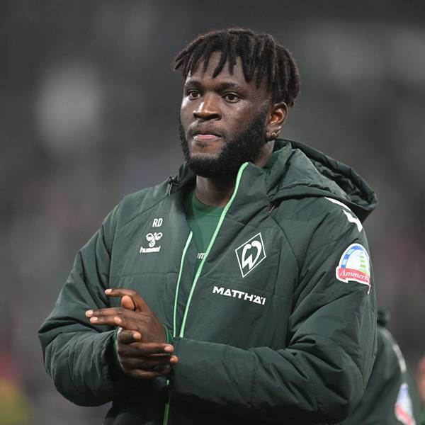 07.11.2025, Bremen: Fußball: Bundesliga, Werder Bremen - VfL Wolfsburg, 10. Spieltag, im Weserstadion. Victor Boniface (Werder Bremen) reagiert nach dem Sieg. Foto: Carmen Jaspersen/dpa - WICHTIGER HINWEIS: Gemäß den Vorgaben der DFL Deutsche Fußball Liga bzw. des DFB Deutscher Fußball-Bund ist es untersagt, in dem Stadion und/oder vom Spiel angefertigte Fotoaufnahmen in Form von Sequenzbildern und/oder videoähnlichen Fotostrecken zu verwerten bzw. verwerten zu lassen. +++ dpa-Bildfunk +++
