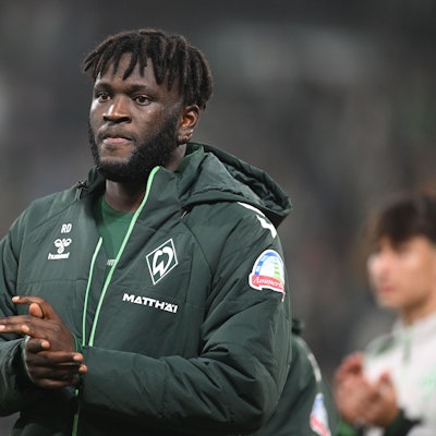 07.11.2025, Bremen: Fußball: Bundesliga, Werder Bremen - VfL Wolfsburg, 10. Spieltag, im Weserstadion. Victor Boniface (Werder Bremen) reagiert nach dem Sieg. Foto: Carmen Jaspersen/dpa - WICHTIGER HINWEIS: Gemäß den Vorgaben der DFL Deutsche Fußball Liga bzw. des DFB Deutscher Fußball-Bund ist es untersagt, in dem Stadion und/oder vom Spiel angefertigte Fotoaufnahmen in Form von Sequenzbildern und/oder videoähnlichen Fotostrecken zu verwerten bzw. verwerten zu lassen. +++ dpa-Bildfunk +++