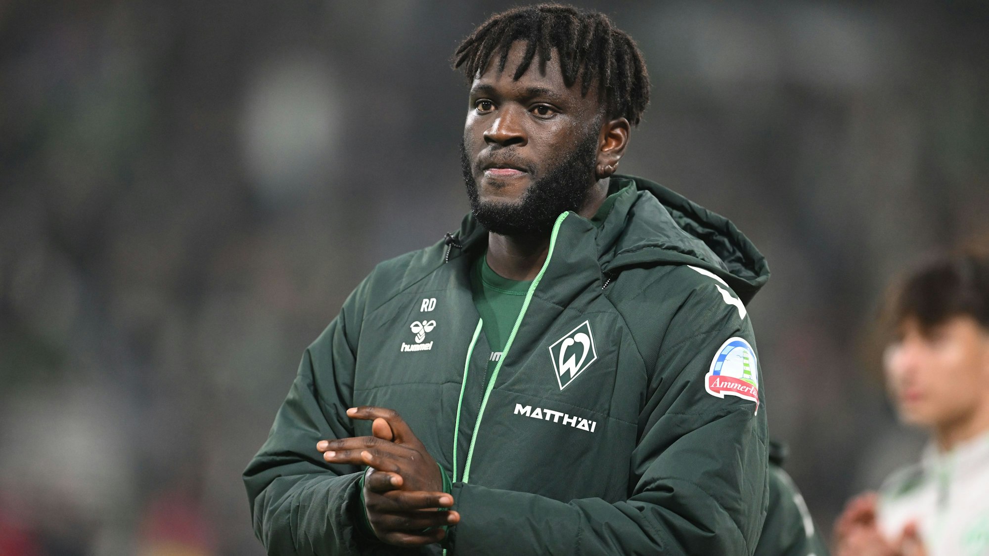 07.11.2025, Bremen: Fußball: Bundesliga, Werder Bremen - VfL Wolfsburg, 10. Spieltag, im Weserstadion. Victor Boniface (Werder Bremen) reagiert nach dem Sieg. Foto: Carmen Jaspersen/dpa - WICHTIGER HINWEIS: Gemäß den Vorgaben der DFL Deutsche Fußball Liga bzw. des DFB Deutscher Fußball-Bund ist es untersagt, in dem Stadion und/oder vom Spiel angefertigte Fotoaufnahmen in Form von Sequenzbildern und/oder videoähnlichen Fotostrecken zu verwerten bzw. verwerten zu lassen. +++ dpa-Bildfunk +++