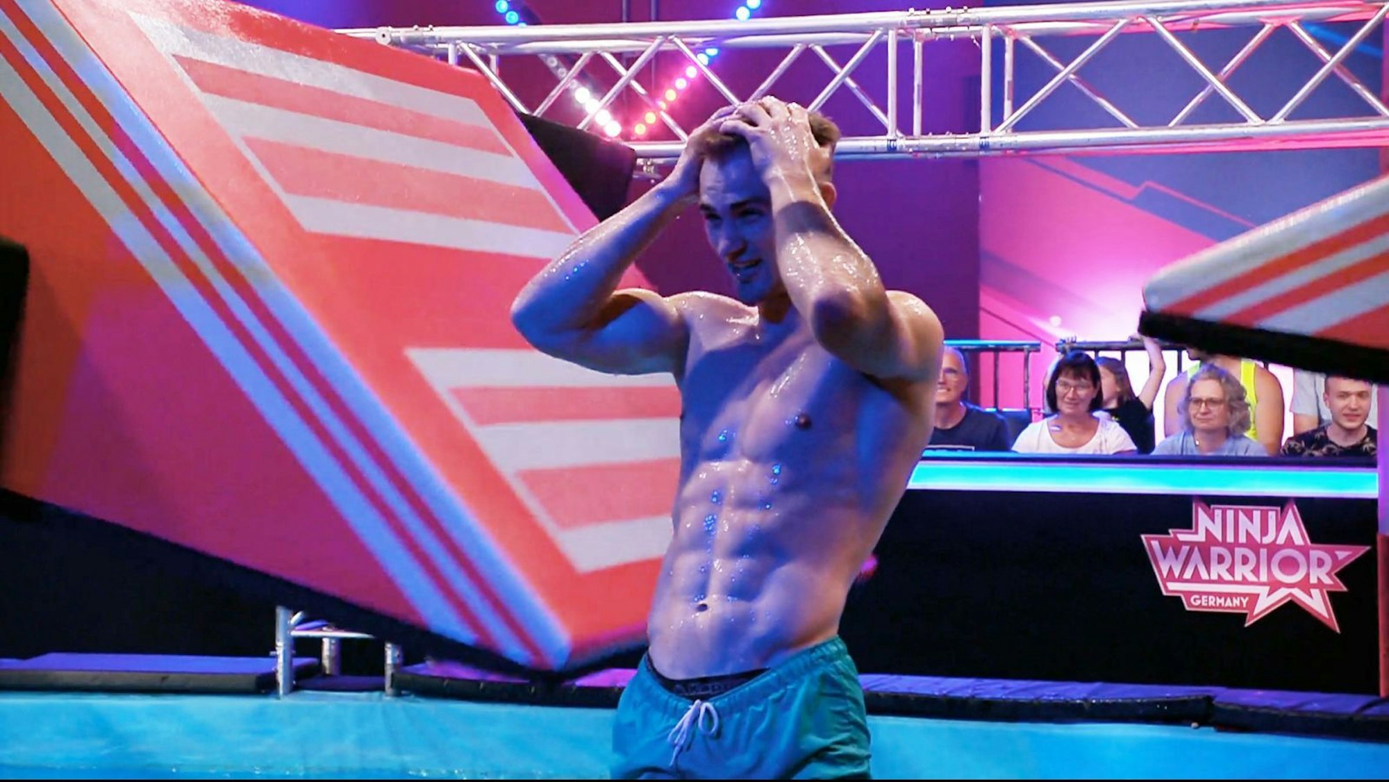 Simon Brunner konnte es nicht fassen. Er scheiterte - wie so viele - an den Dachwippen und musste seinen Finaltraum begraben. (Bild: RTL)