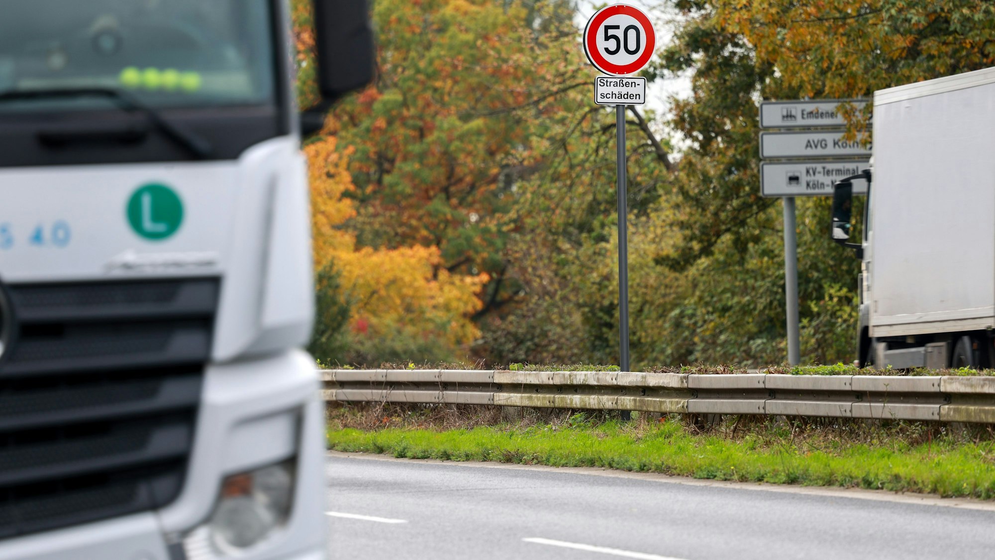 17.10.2024, Köln: Auf der Industriestraße in Niehl und Merkenich gilt aktuell ein Tempolimit on 50 h/km. Früher waren dort 100 h/km erlaubt. Die Schutzplanken entsprechen jetzt nicht mehr den gültigen Richtlinien.
Im Bild die Industriestraße zwischen Emdener Straße und Niehler Ei.
copyright Michael Bause