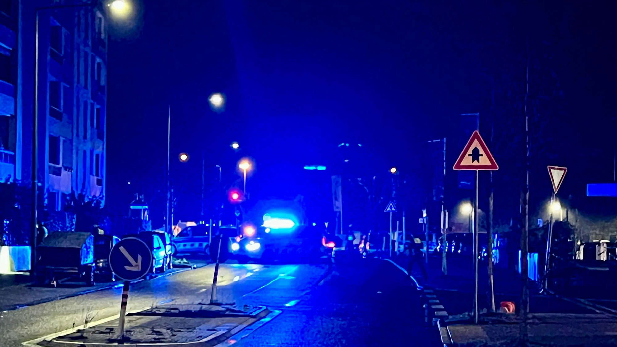 In Köln-Ossendorf gab es am Freitagabend einen Großeinsatz der Polizei.