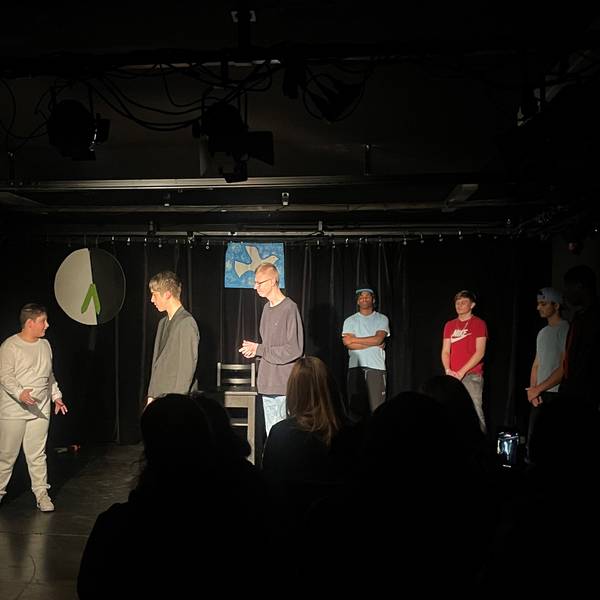 Die Aufführung zum Stück „Die Wette zwischen Krieg und Frieden“ am Jungen Theater.