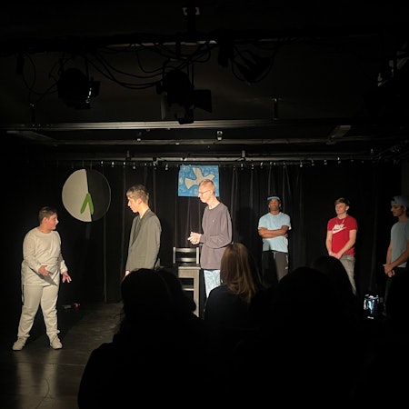 Die Aufführung zum Stück „Die Wette zwischen Krieg und Frieden“ am Jungen Theater.