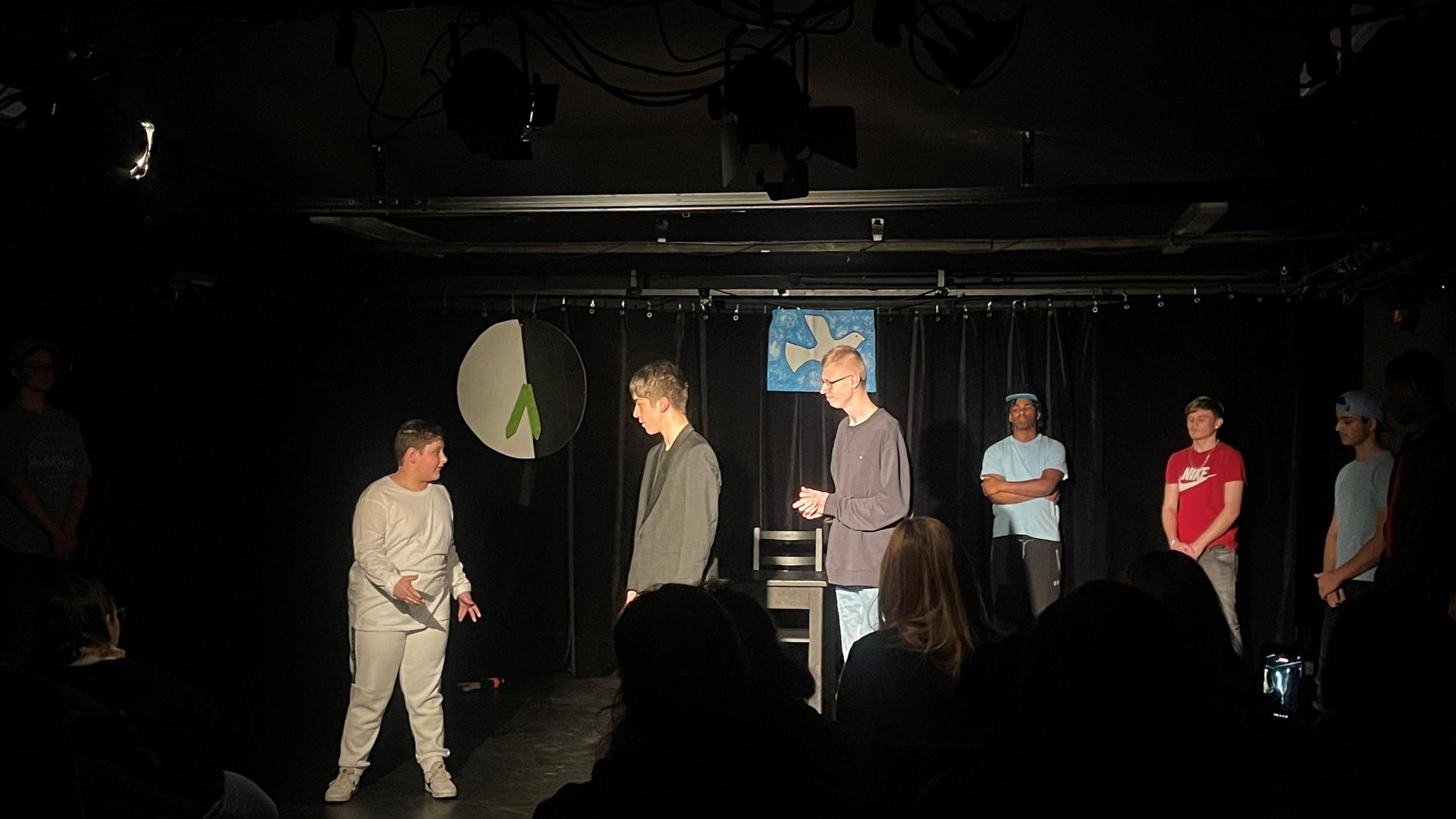 Die Aufführung zum Stück „Die Wette zwischen Krieg und Frieden“ am Jungen Theater.