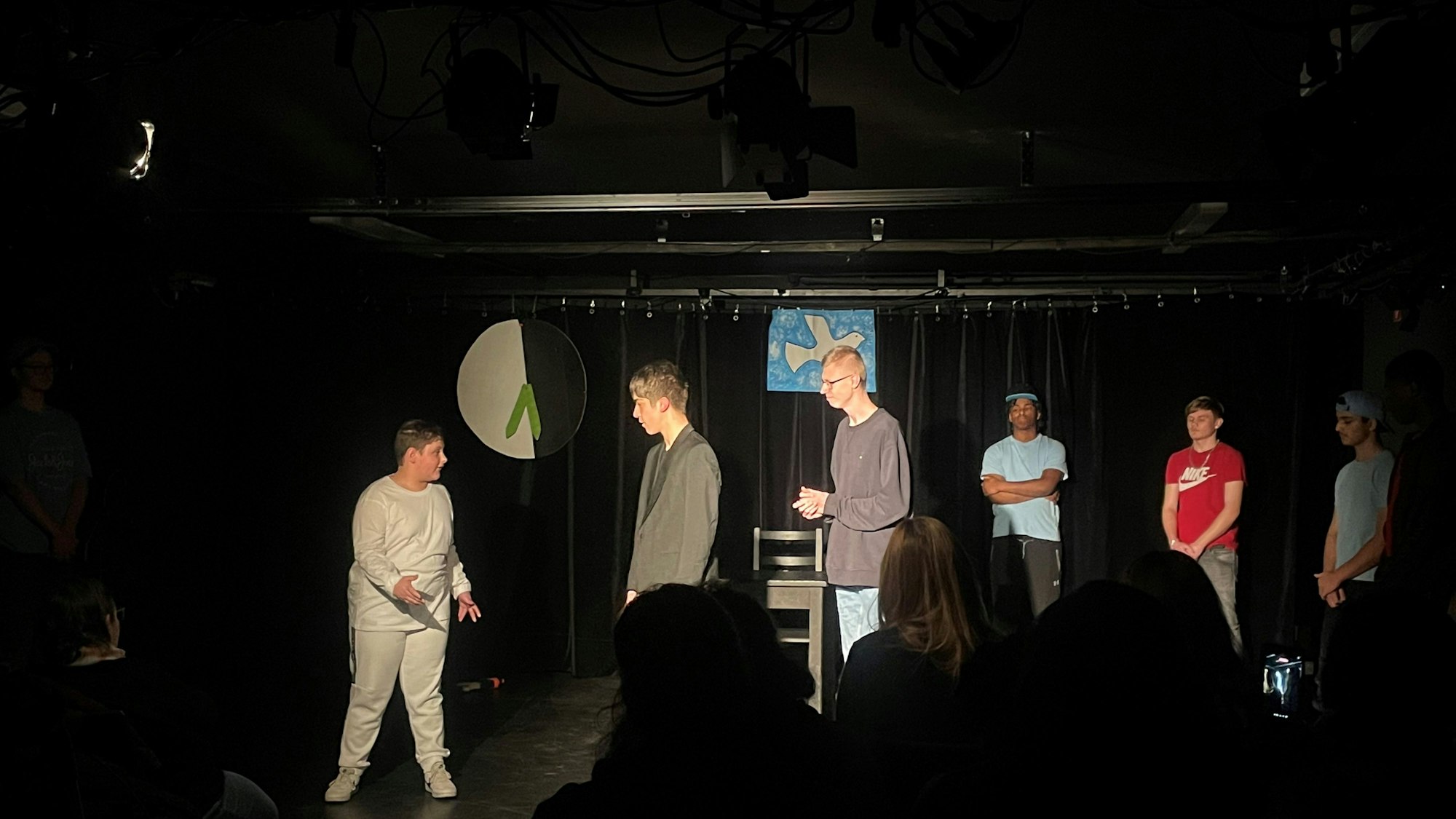 Die Aufführung zum Stück „Die Wette zwischen Krieg und Frieden“ am Jungen Theater.