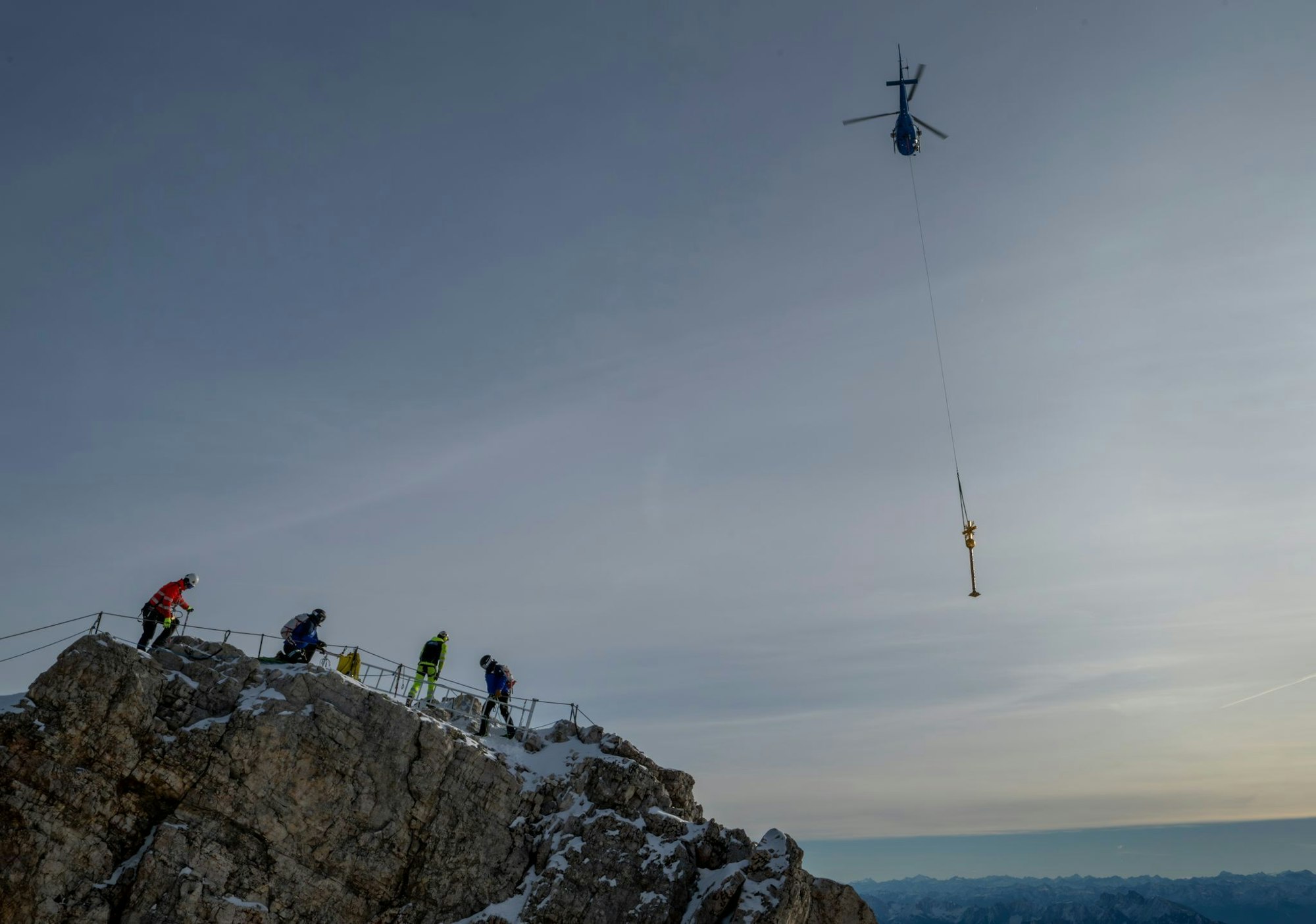 Per Heli wurde das Kreuz vor gut zwei Wochen ins Tal gebracht. (Archivbild)