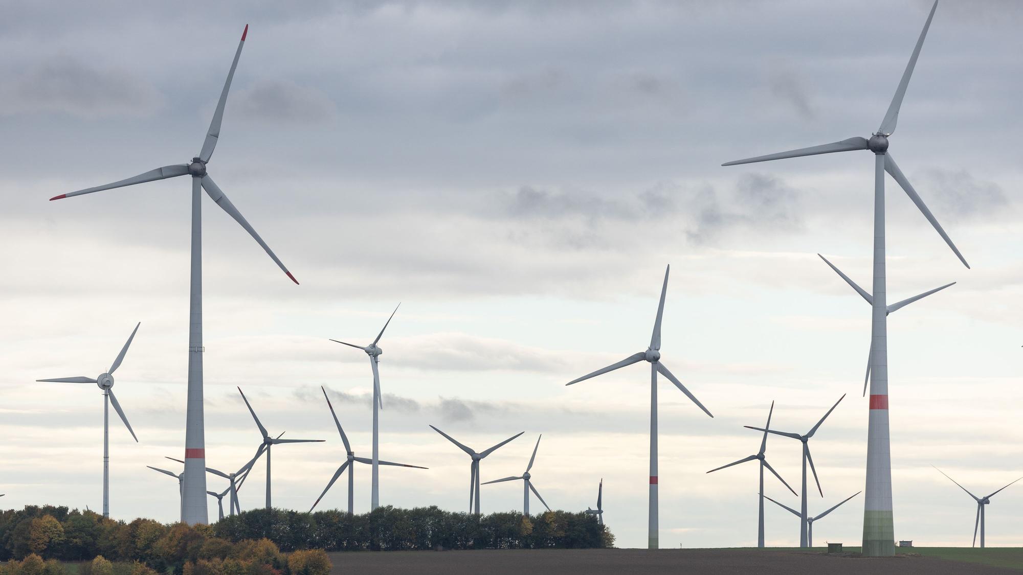 ARCHIV - 21.10.2022, Nordrhein-Westfalen, Paderborn: Windräder stehen in einem Windpark in der Nähe von Paderborn. (zu dpa: «Windenergie-Ausbau in NRW kommt voran») Foto: Friso Gentsch/Deutsche Presse-Agentur GmbH/dpa +++ dpa-Bildfunk +++