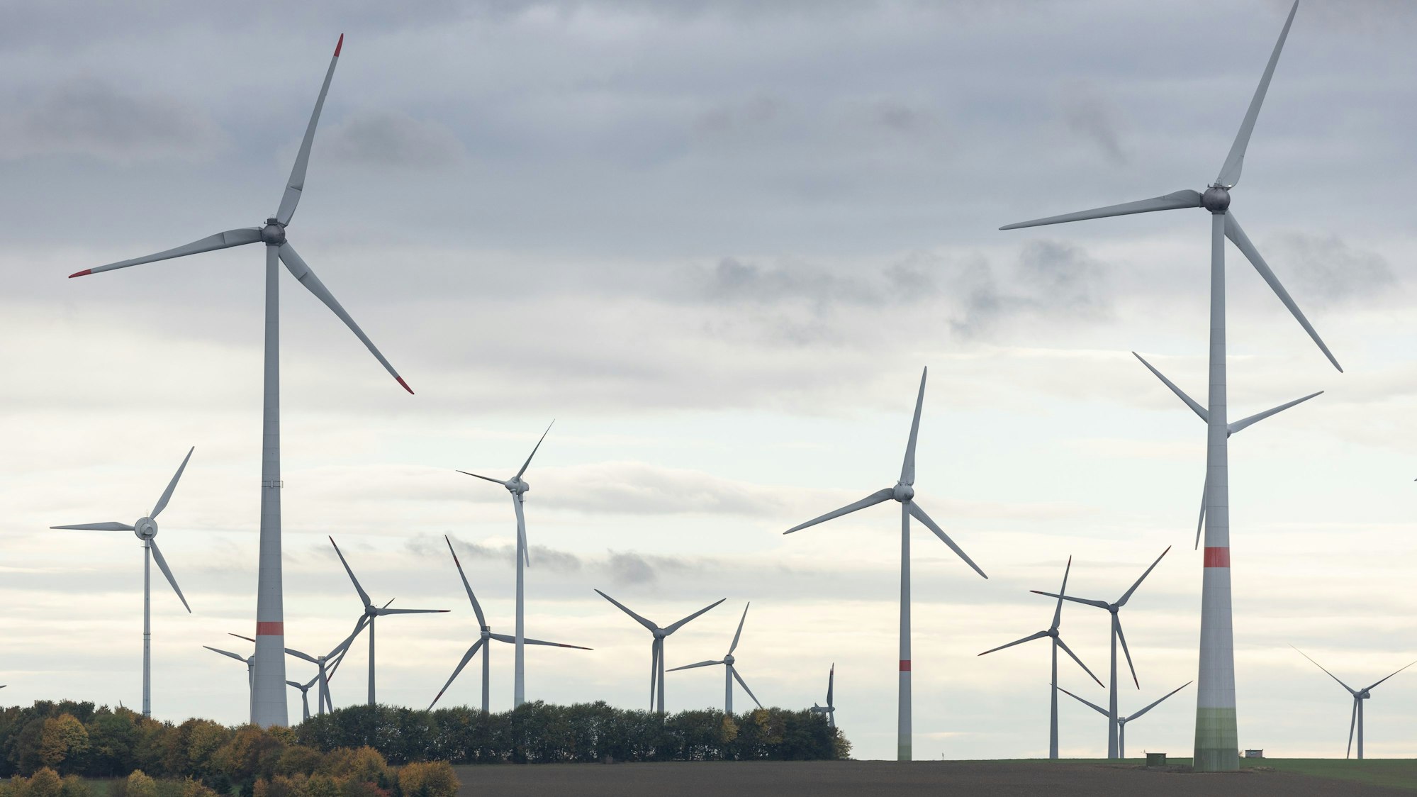 ARCHIV - 21.10.2022, Nordrhein-Westfalen, Paderborn: Windräder stehen in einem Windpark in der Nähe von Paderborn. (zu dpa: «Windenergie-Ausbau in NRW kommt voran») Foto: Friso Gentsch/Deutsche Presse-Agentur GmbH/dpa +++ dpa-Bildfunk +++