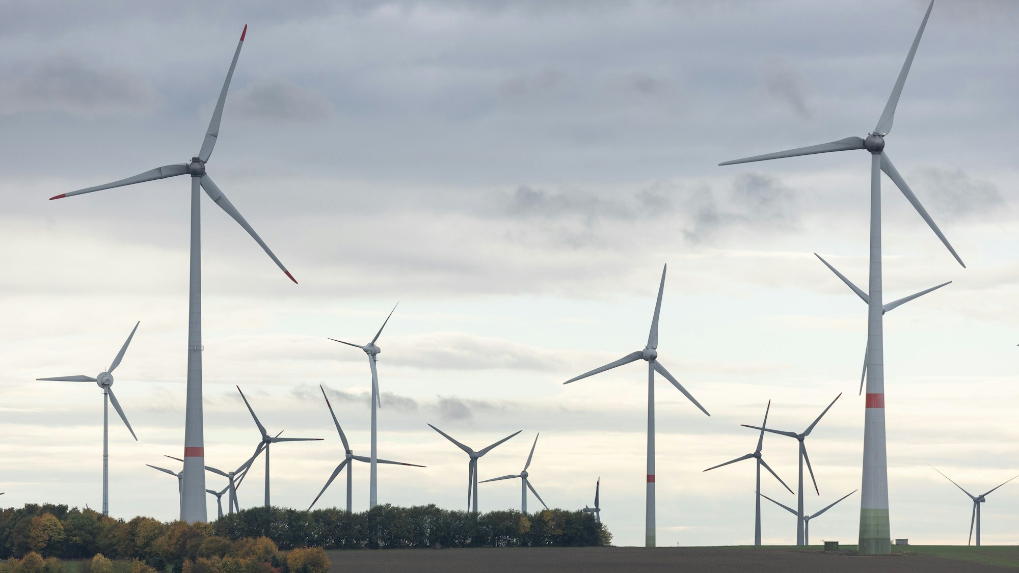 ARCHIV - 21.10.2022, Nordrhein-Westfalen, Paderborn: Windräder stehen in einem Windpark in der Nähe von Paderborn. (zu dpa: «Windenergie-Ausbau in NRW kommt voran») Foto: Friso Gentsch/Deutsche Presse-Agentur GmbH/dpa +++ dpa-Bildfunk +++