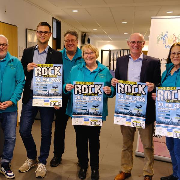 Pressekonferenz zum Vorverkaufsstart von Rock am Rathaus im Mai 2026: Organisatoren und Unterstützer präsentieren das neue Konzert-Plakat.