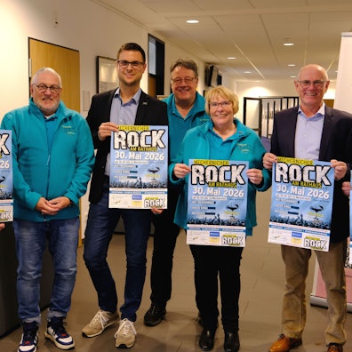 Pressekonferenz zum Vorverkaufsstart von Rock am Rathaus im Mai 2026: Organisatoren und Unterstützer präsentieren das neue Konzert-Plakat.