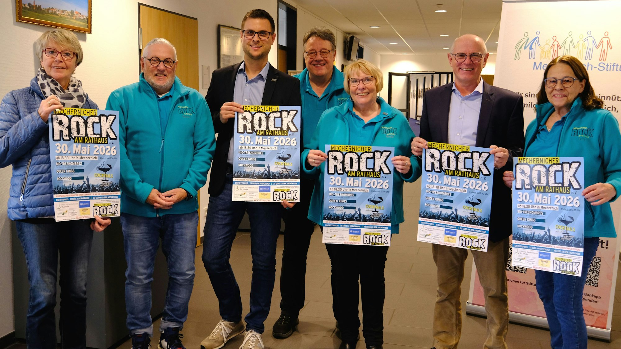 Pressekonferenz zum Vorverkaufsstart von Rock am Rathaus im Mai 2026: Organisatoren und Unterstützer präsentieren das neue Konzert-Plakat.