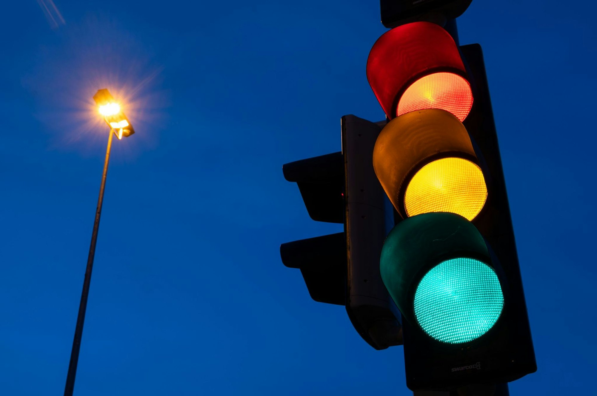 Die Ampel habe blau geleuchtet, nicht rot, versicherte ein betrunkener Autofahrer der Polizei. (Symbolbild)