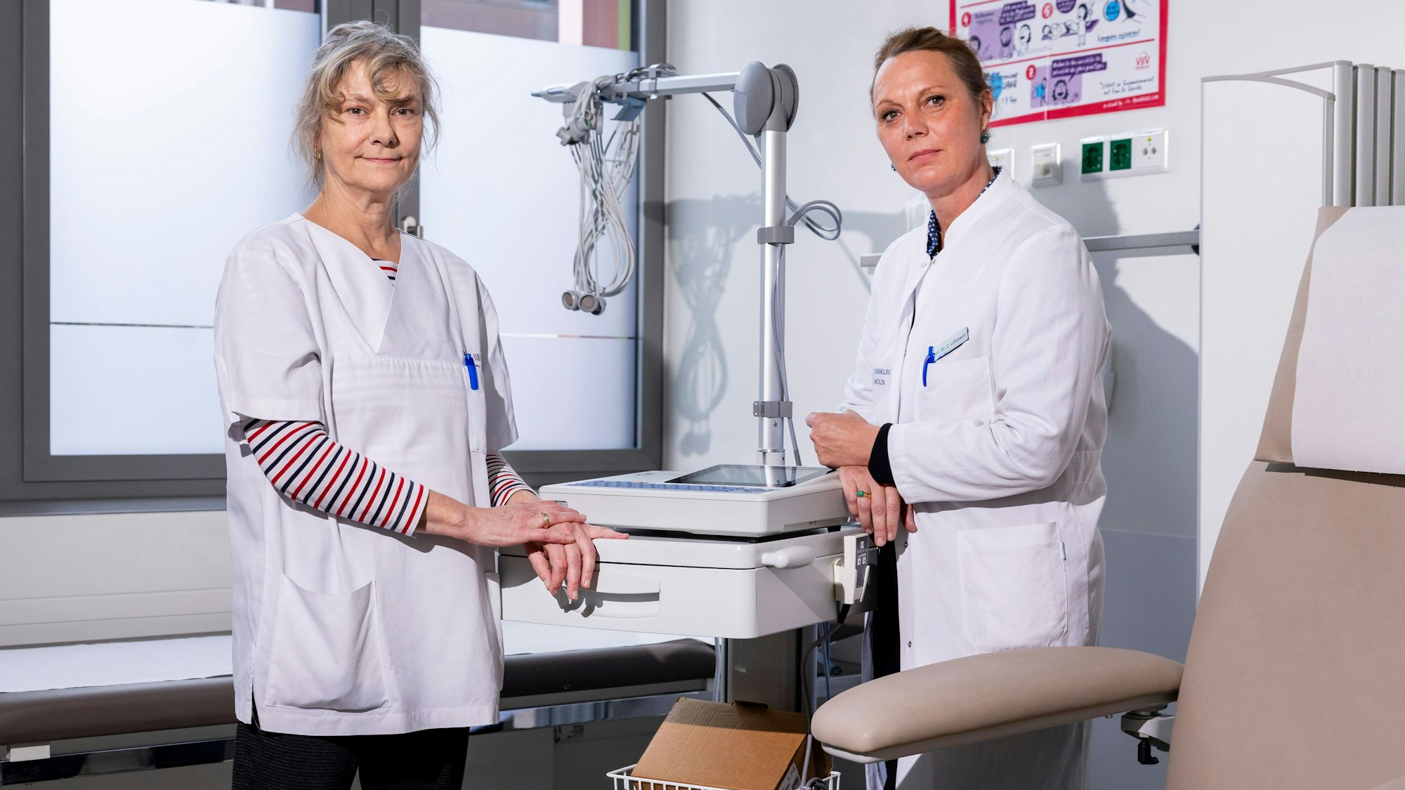 Inge Vermeer (l.) und Clara Lehmann arbeiten in der Infektionsambulanz der Uniklinik Köln. Vermeer hat zu Beginn ihres Berufslebens viele Aids-Patienten in den Tod begleiten müssen. Heute sagt sie: „An HIV stirbt man in Deutschland nicht.“