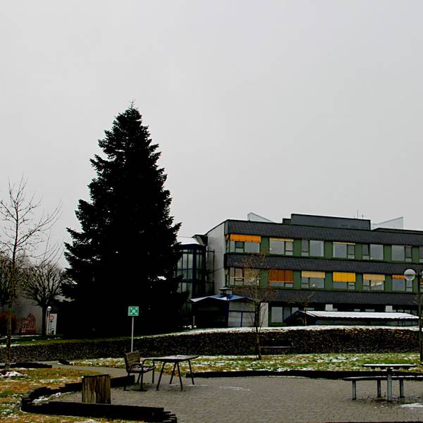 Das Bild zeigt das Klinikgebäude.