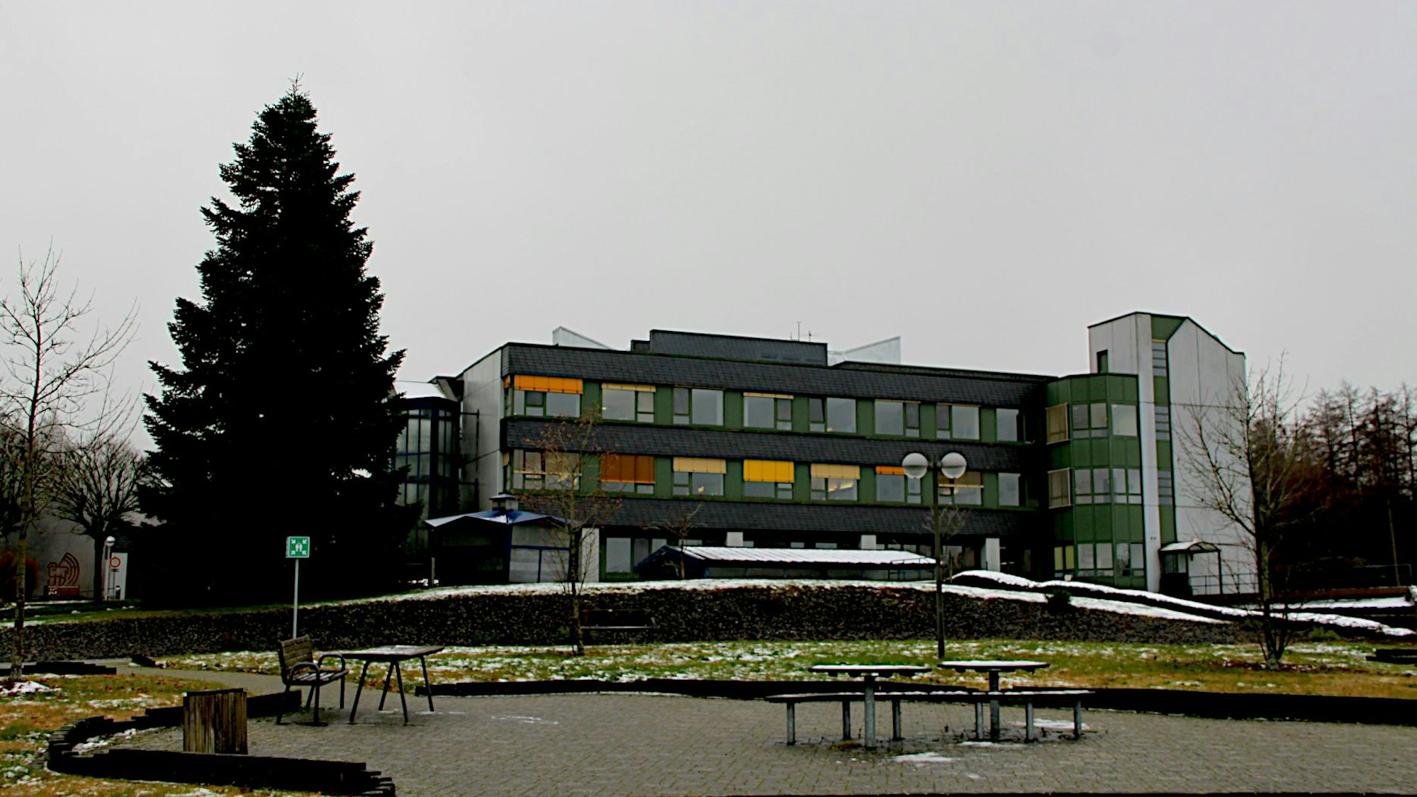 Das Bild zeigt das Klinikgebäude.