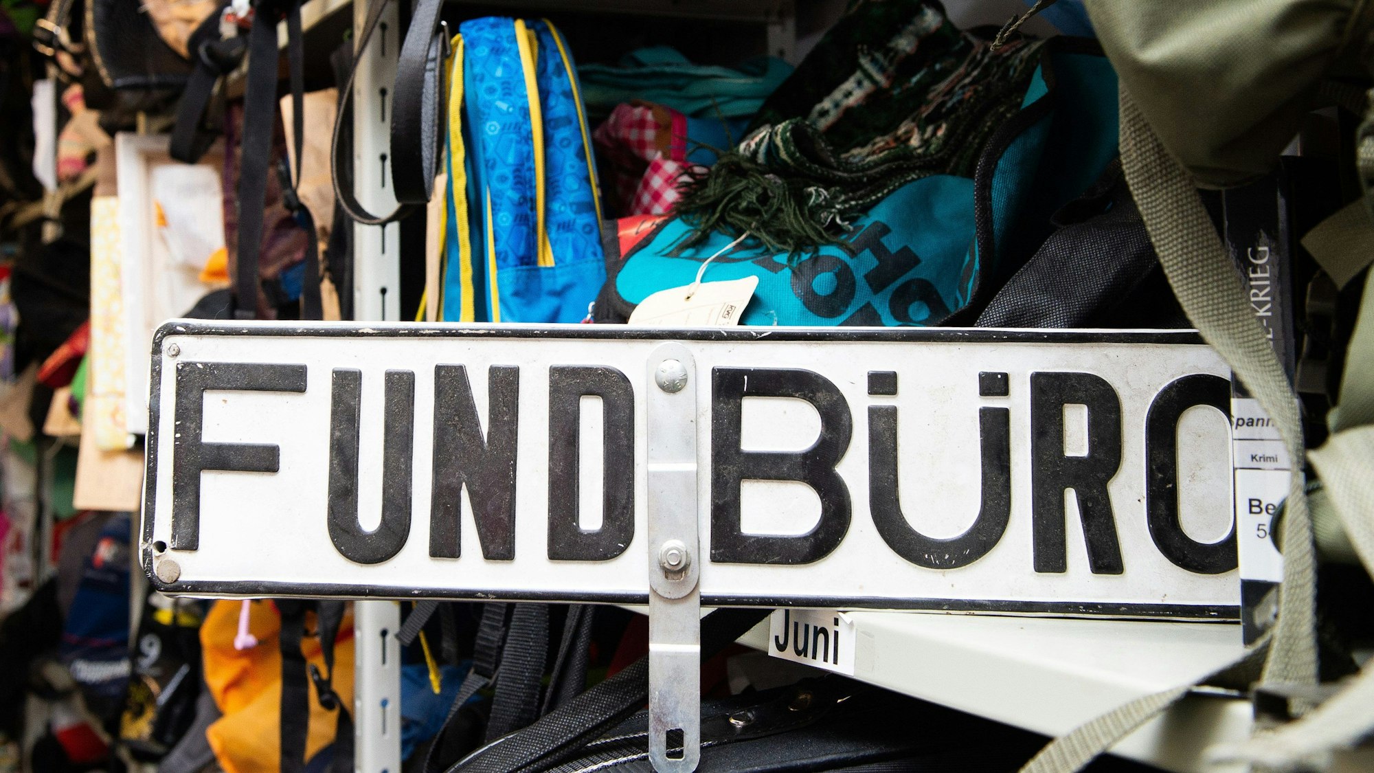 Das Bild zeigt ein Schild mit der Aufschrift „Fundbüro“. (Symbolbild)