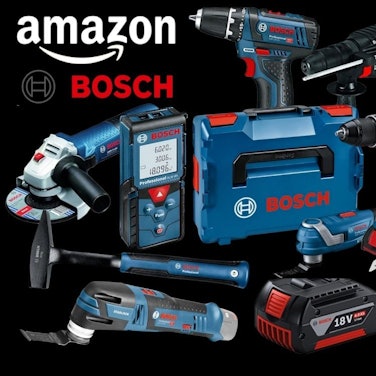 Bosch Professional Werkzeug vor schwarzem Hintergrund. Dabei Akkubohrschrauber, Laser Entfernungsmesser, Hammer, Schlagbohrmaschine, Winkelschleifer, Werkzeugkoffer, Säbelsäge, Elektrohobel.