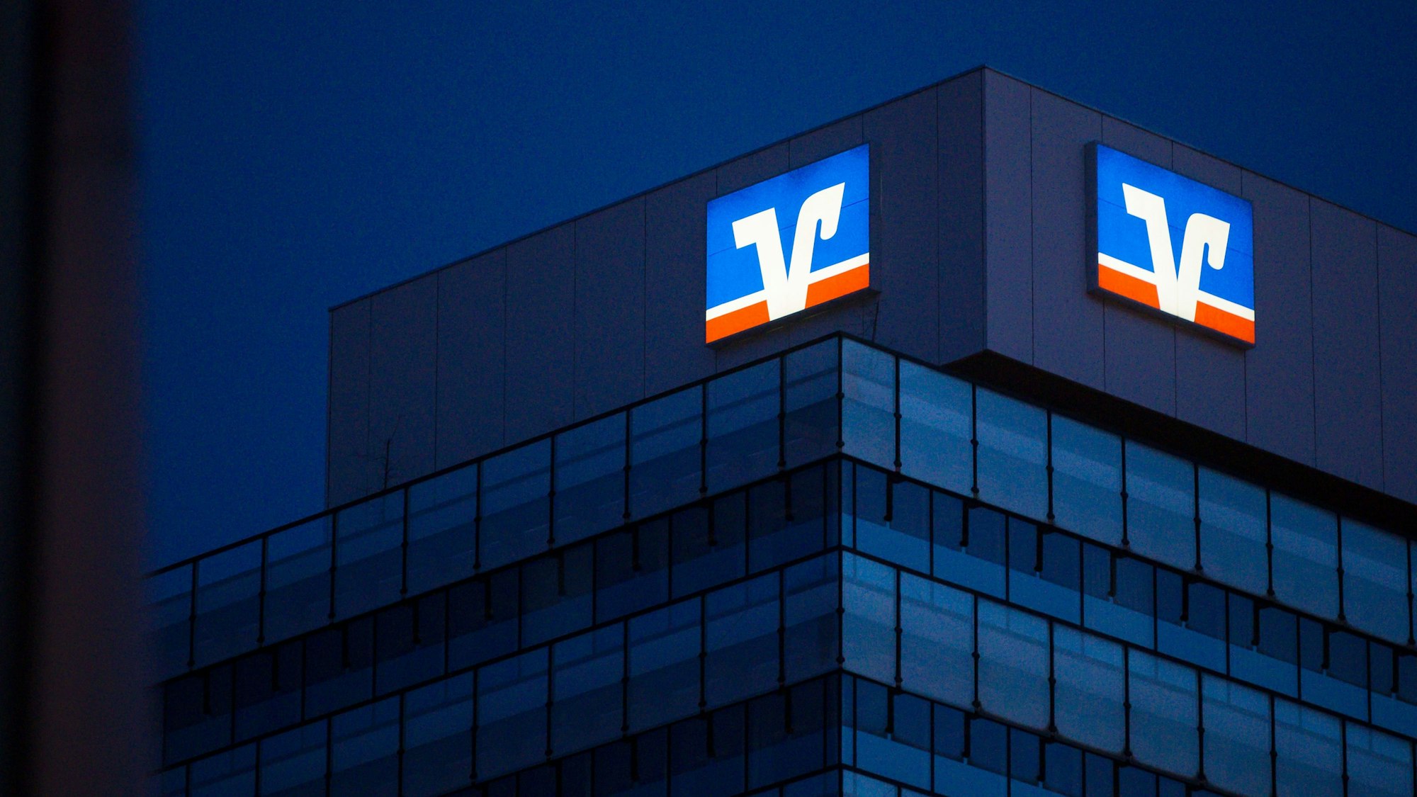 Das Logo der Volksbank ist auf einem Gebäude zu sehen.