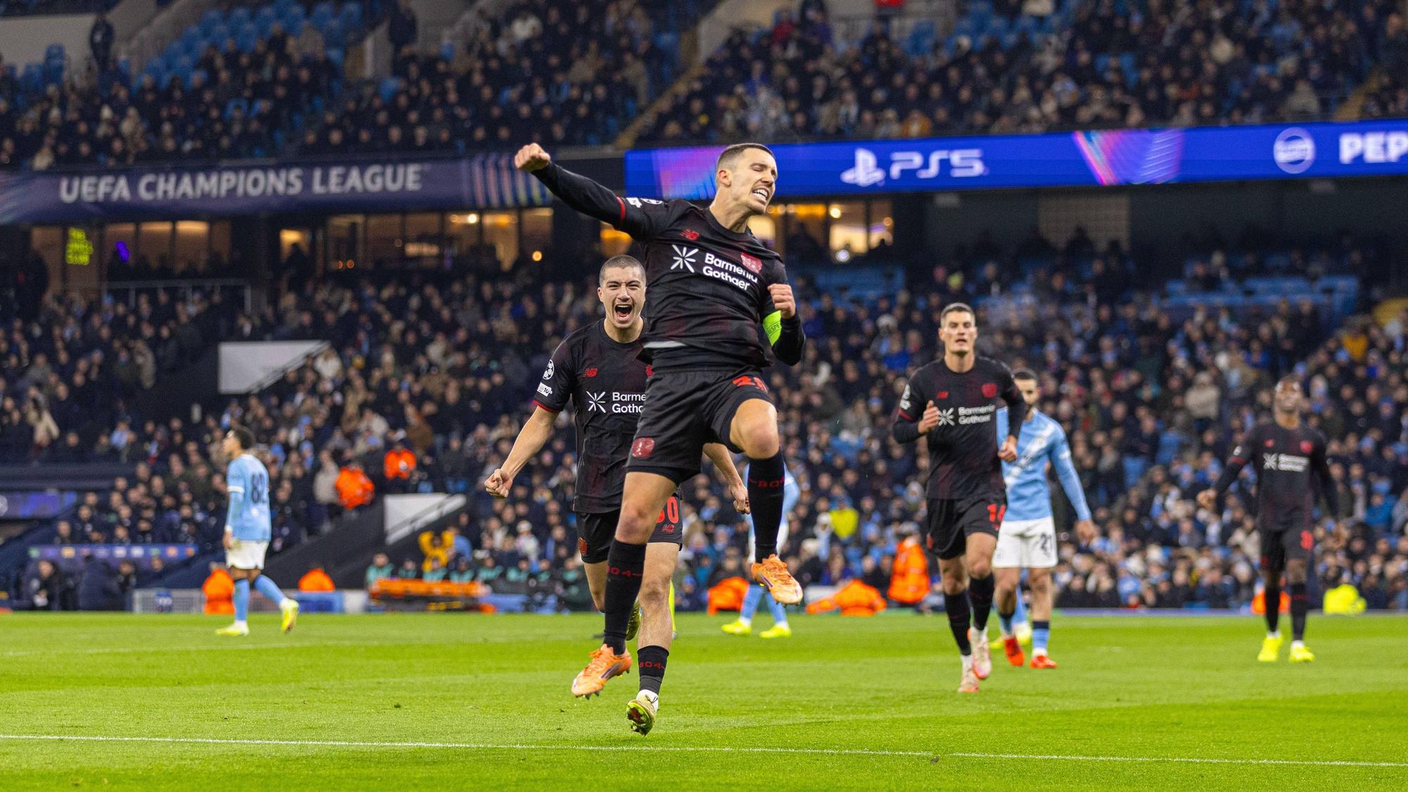 Football - UEFA Champions League - League Phase - Manchester City FC and Bayer 04 Leverkusen MANCHESTER, ENGLAND - Tuesday, November 25, 2025: Bayer Leverkusen s Ãlex Grimaldo celebrates after scoring the first goal during the UEFA Champions League match between Manchester City FC and Bayer 04 Leverkusen FC at the City of Manchester Stadium. Photo by David Rawcliffe/Propaganda MANCHESTER City of Manchester Stadium GREATER MANCHESTER ENGLAND PUBLICATIONxNOTxINxUK Copyright: xDavidxRawcliffex P2025-11-25-Man_City_Bayer_Leverkusen-64