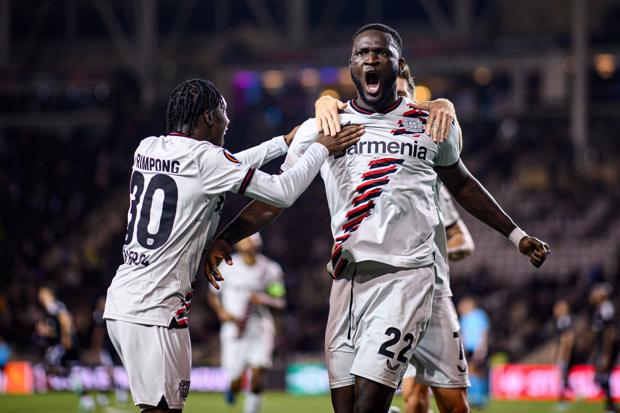 Victor Boniface als Torschütze in seiner Zeit bei Bayer 04 Leverkusen - links Jeremie Frimpong