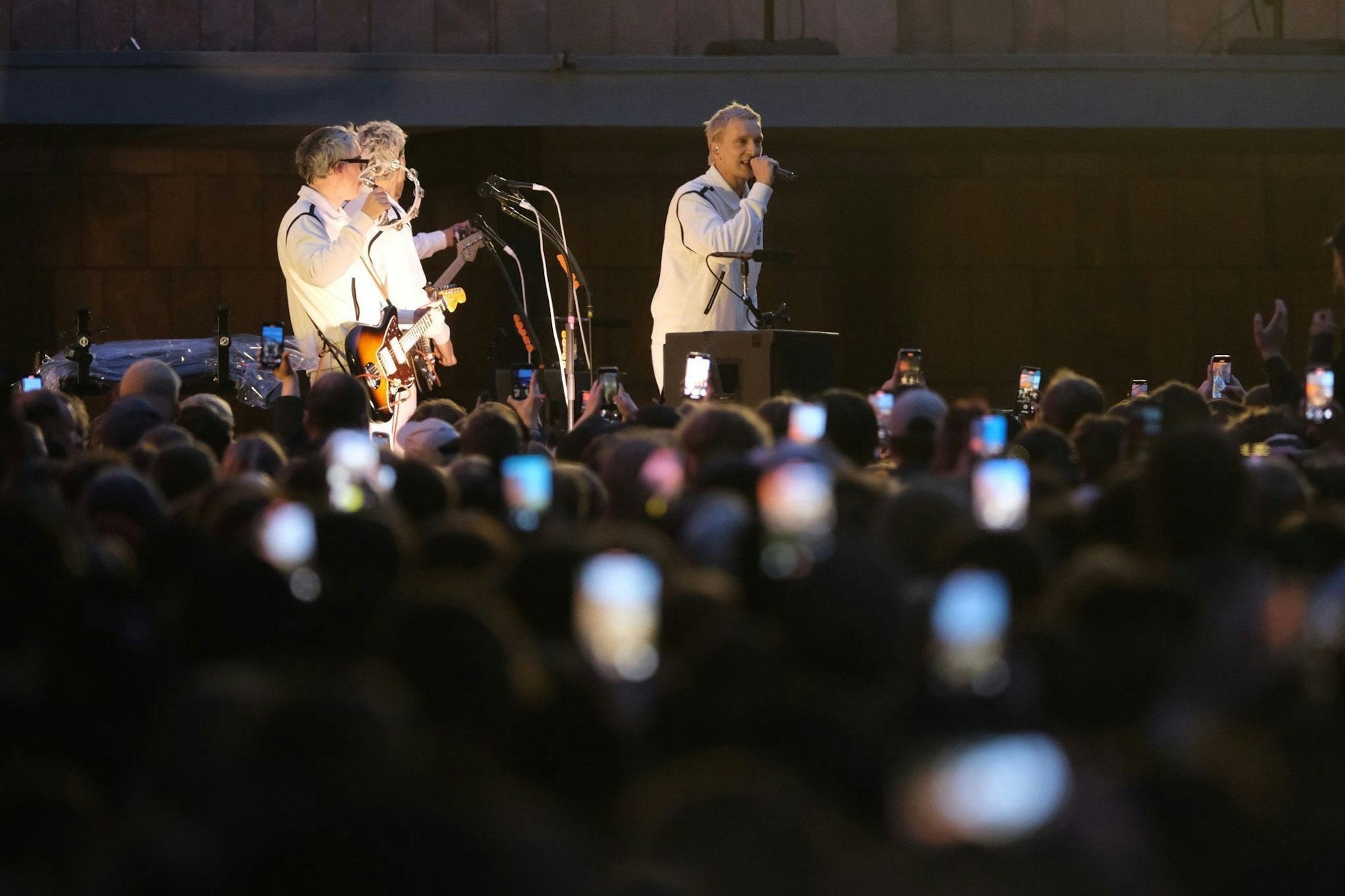 Bei einem Überraschungskonzert in Chemnitz hatte Kraftklub das neue Album «Sterben in Karl-Marx-Stadt» Ende Mai angekündigt. Nun erscheint es am 28. November. (Archivbild)