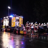 Rettungskräfte arbeiten an einer Unfallstelle auf der Autobahn (Symbolfoto)