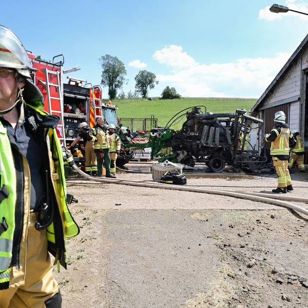 Harald Heinen im Einsatz mit der Feuerwehr vor einer Scheune.
