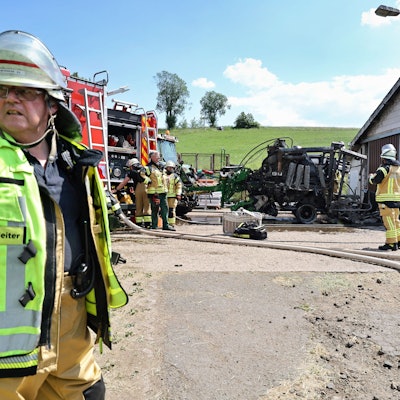 Harald Heinen im Einsatz mit der Feuerwehr vor einer Scheune.