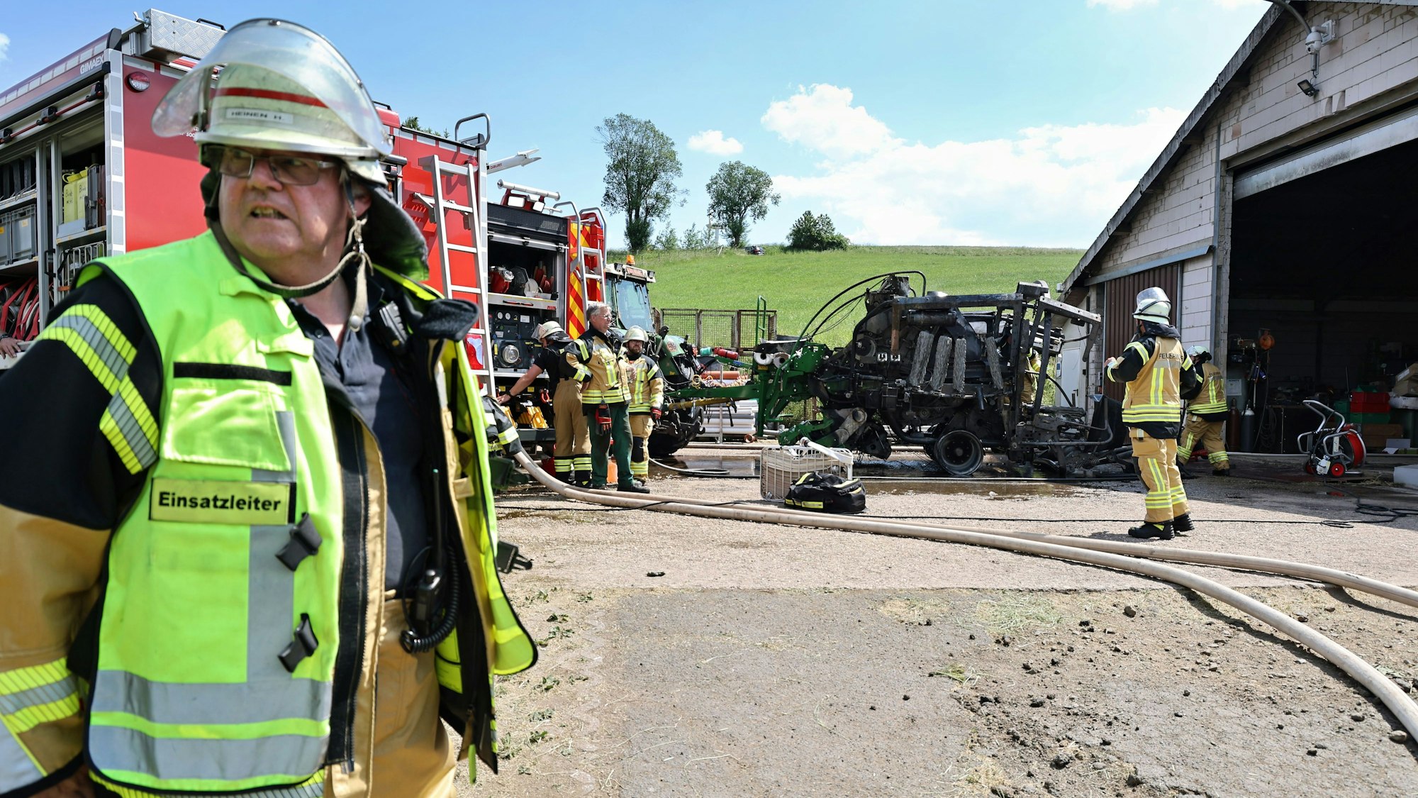 Harald Heinen im Einsatz mit der Feuerwehr vor einer Scheune.