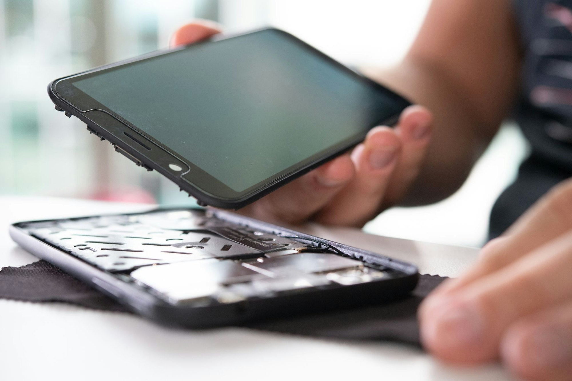 Sie wollen im Zweifel das Smartphone-Display selbst austauschen können? Dann sollten Sie auf die Zerlegungstiefe achten.