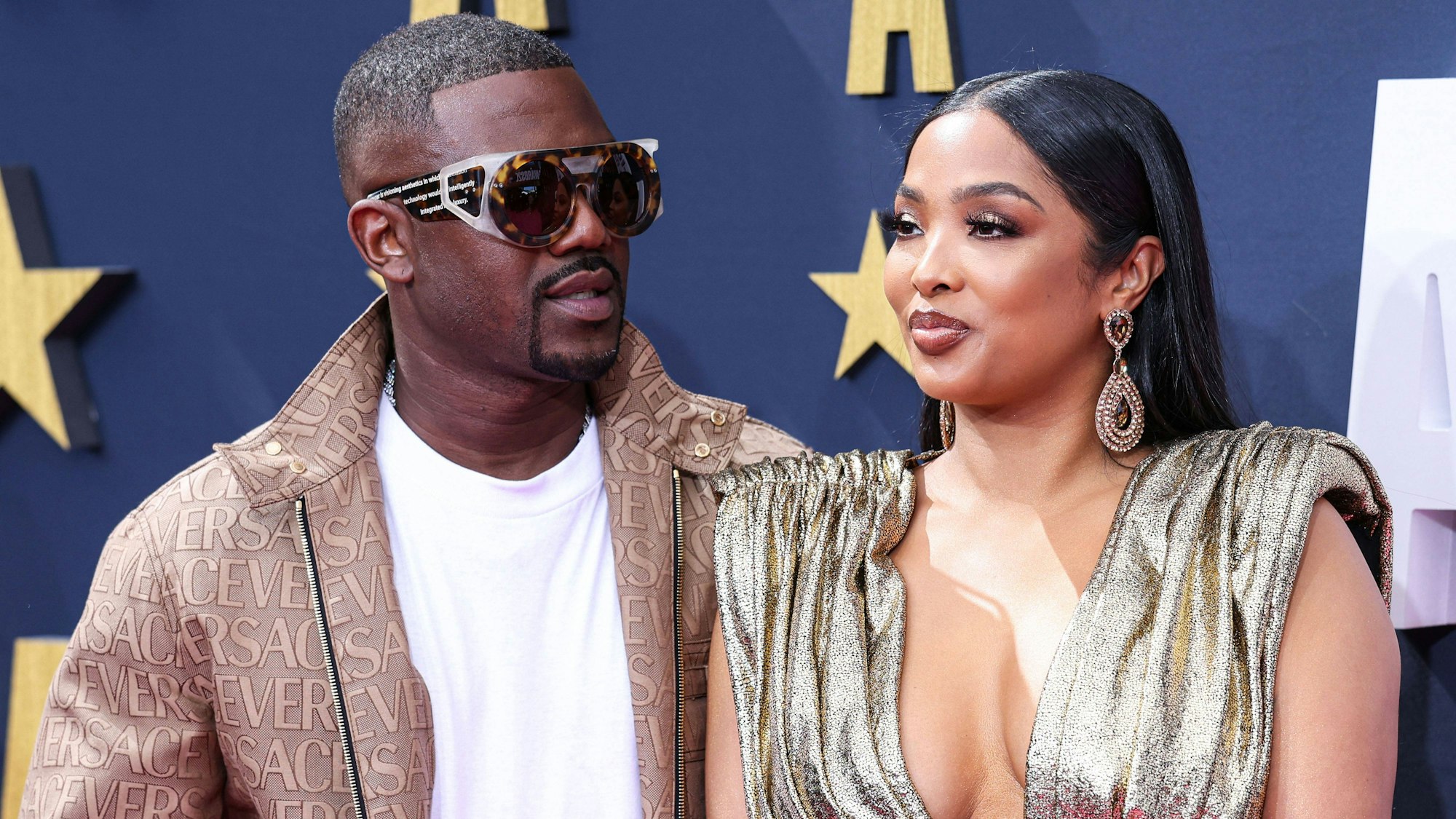 Ray J mit seiner Exfrau Princess Love auf einem roten Teppich.