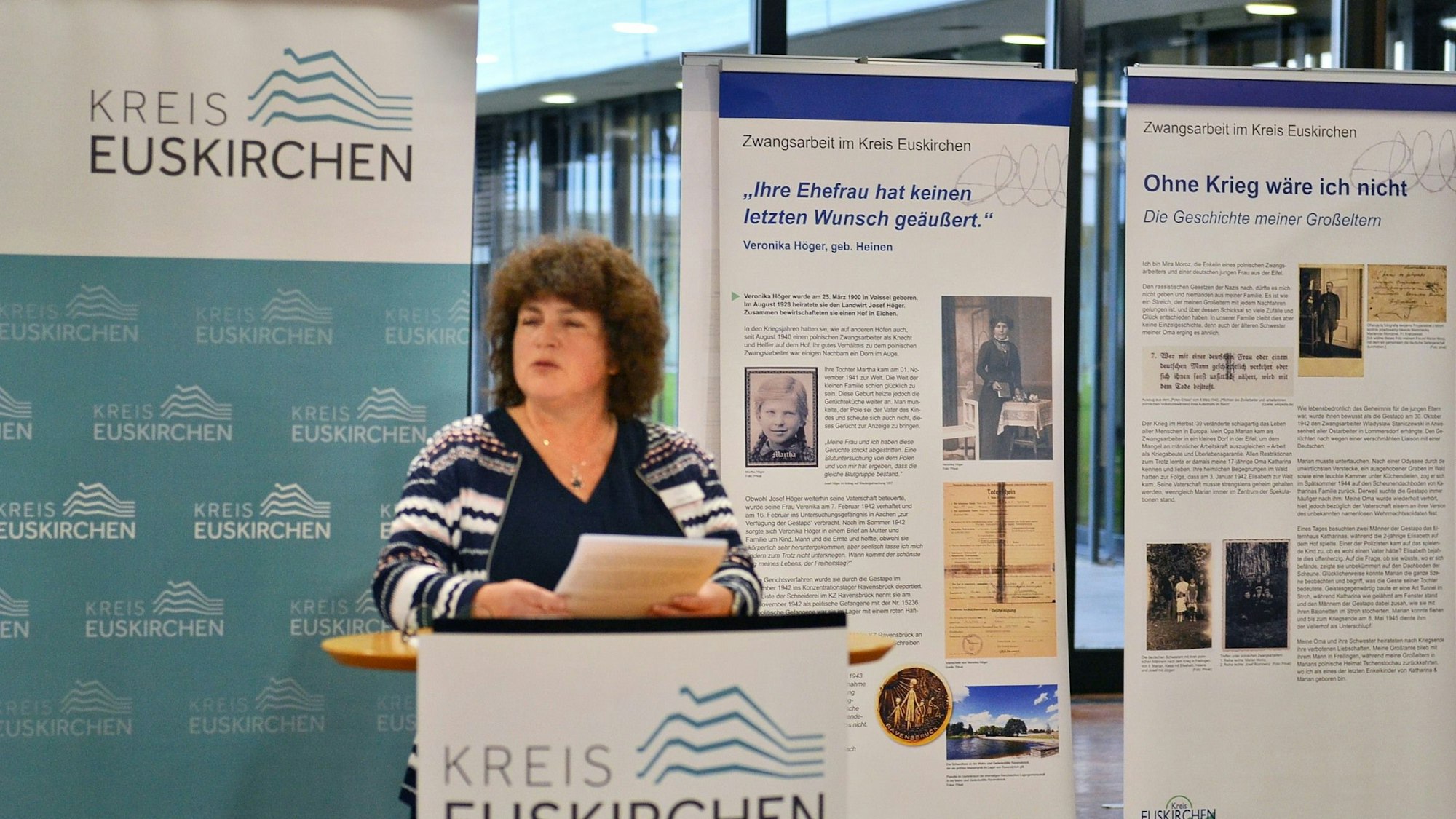 Kreisarchivarin Heike Pütz steht am Rednerpult und spricht.