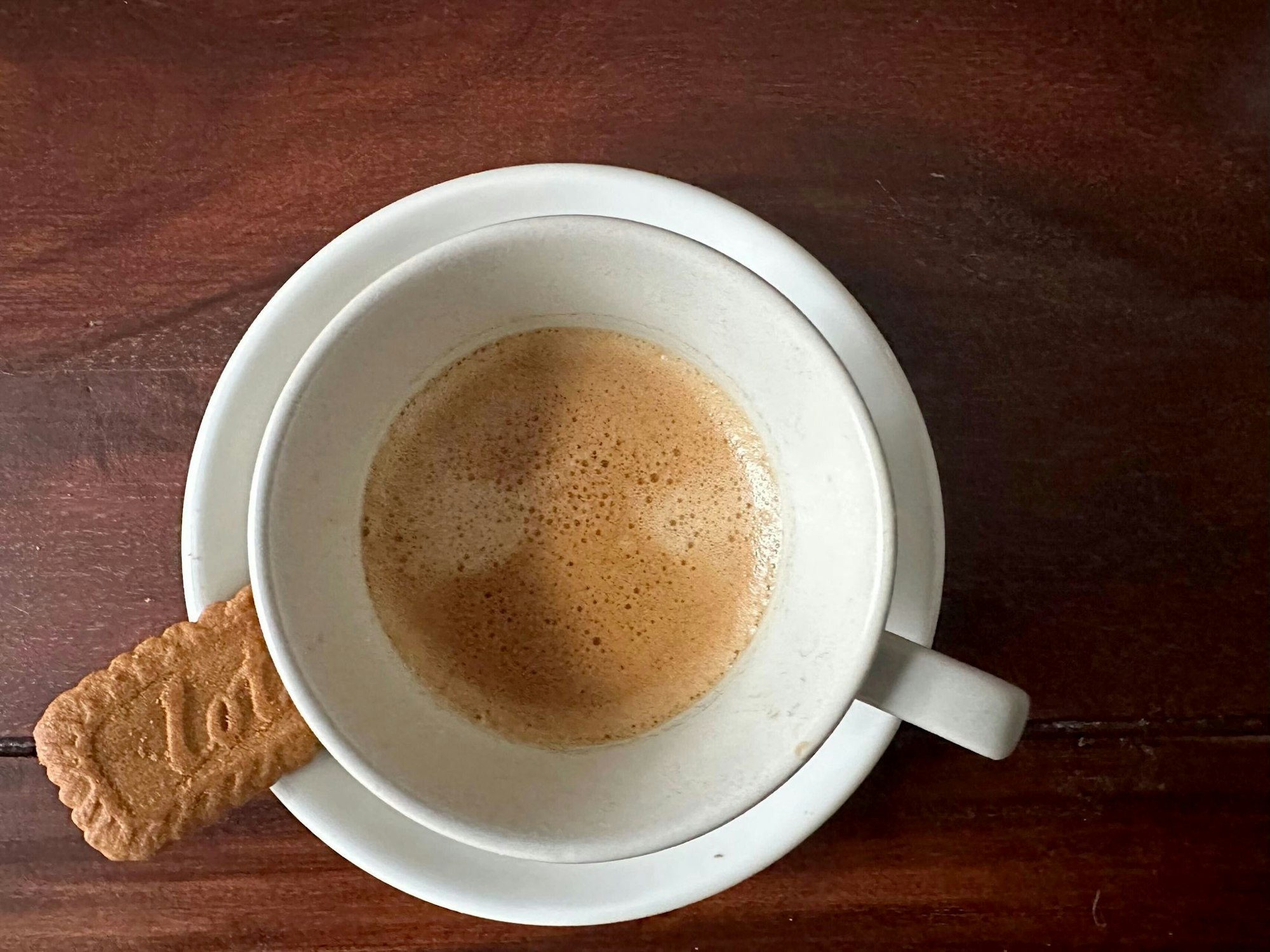 Total 2025: Frischer Kaffee und dazu ein kleiner Keks, ein Karamellkeks. (Archivbild)
