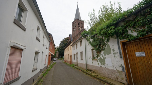 Das Bild zeigt leerstehende Häuser san der Straße "An Sankt Kreuz" in Keyenberg. Foto: Henning Kaiser/dpa