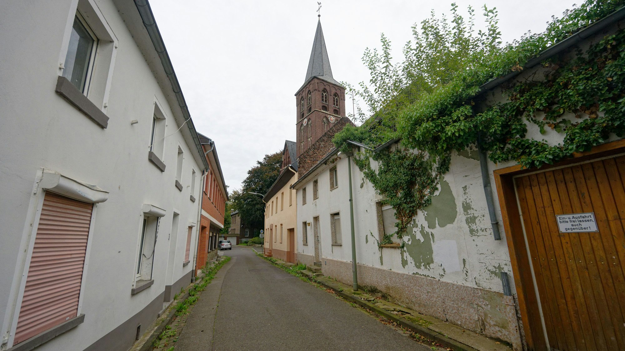 Das Bild zeigt leerstehende Häuser san der Straße "An Sankt Kreuz" in Keyenberg. Foto: Henning Kaiser/dpa