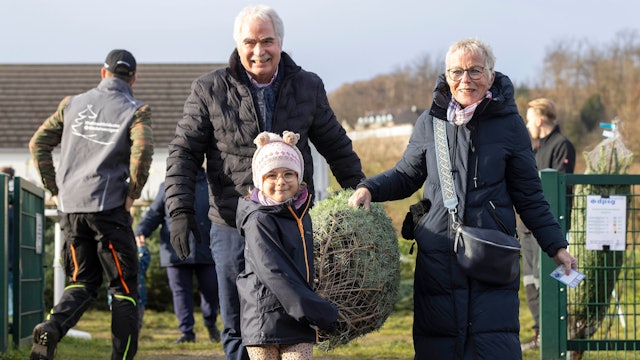 Lilia mit Großeltern Mechtild und Günter präsentieren am Samstag, dem 9. Dezember 2023 ihren Weihnachtsbaum beim Weihnachtsbaumverkauf der DPSG *** Die Wennischen *** am Pfarrheim St. Mauritius in Hattingen Niederwenigern.
Foto: Walter Fischer / FUNKE Foto Services