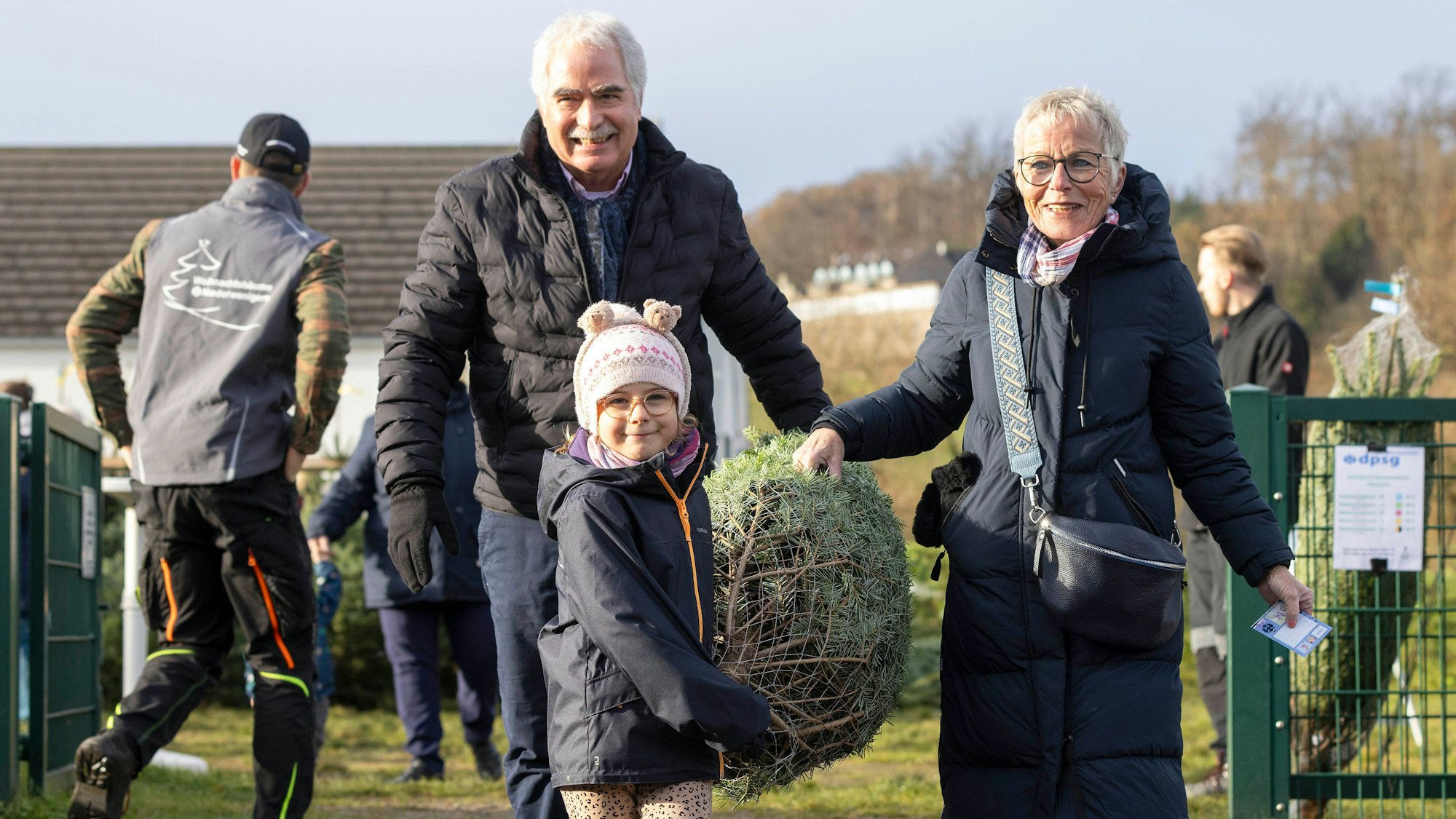 Lilia mit Großeltern Mechtild und Günter präsentieren am Samstag, dem 9. Dezember 2023 ihren Weihnachtsbaum beim Weihnachtsbaumverkauf der DPSG *** Die Wennischen *** am Pfarrheim St. Mauritius in Hattingen Niederwenigern.
Foto: Walter Fischer / FUNKE Foto Services