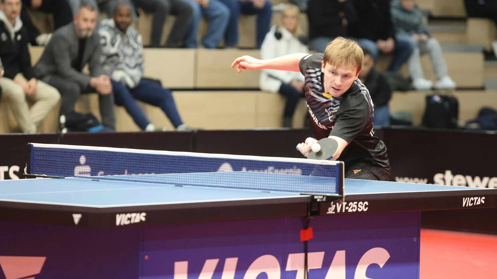 Benedikt Duda in einem Spiel des TTC Schwalbe Bergneustadt.