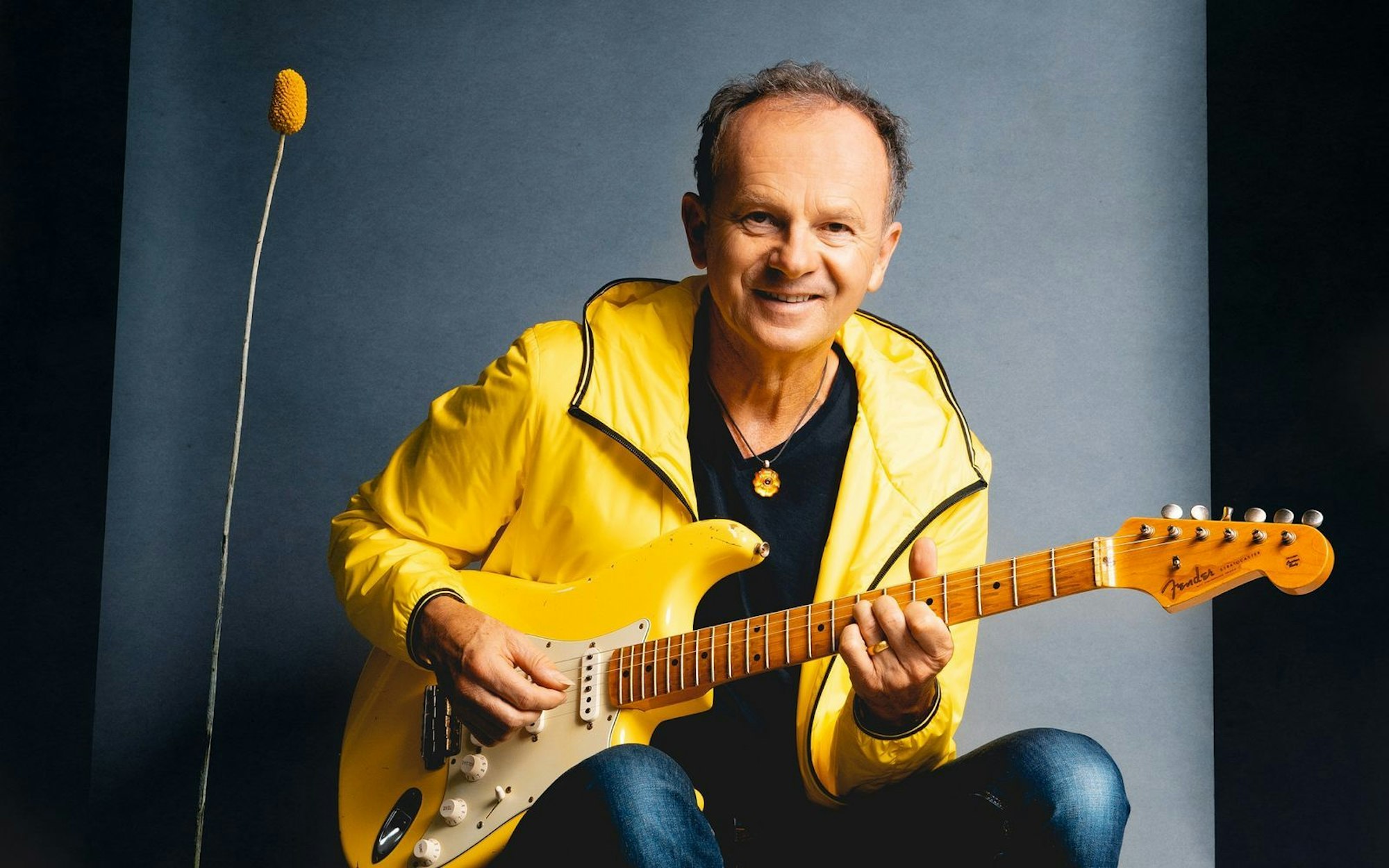 Darauf hätte er eigentlich auch früher kommen können: 2014 veröffentlichte Wortspieler Willy Astor erstmals ein Album mit Kindermusik. (Bild: Christoph Bombart)