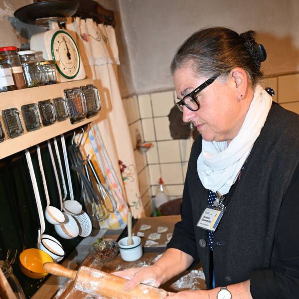 Im Hof Peters des Freilichtmuseums Lindlar backt Hauswirtschafterin Christine Rockenfeller Nussplätzchen und bereitet die gute Stube für Weihnachten vor.